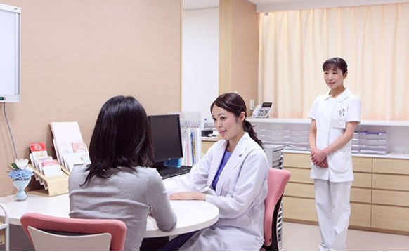 Từ tháng 10, phí khám lần đầu tại các bệnh viện lớn sẽ tăng lên tối thiểu 7000 yên (không áp dụng BHYT)