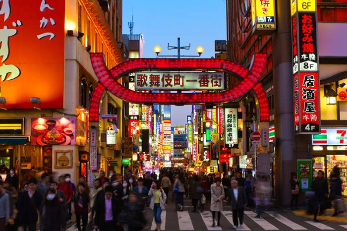 Địa điểm du lịch Tokyo: Khu phố đèn đỏ Kabukicho.
